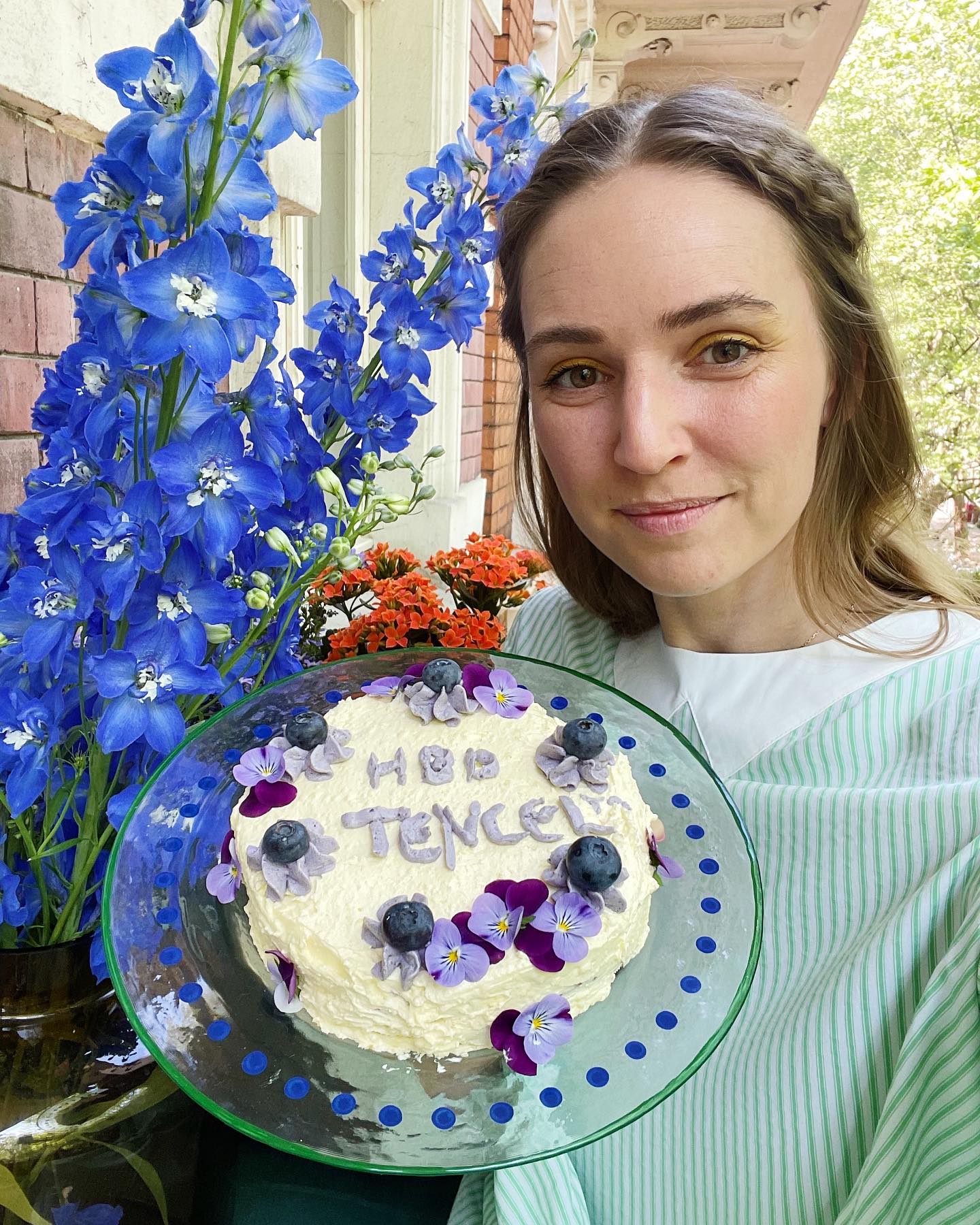 Anzeige I made this cake to celebrate one special partner today: it‘s TENCEL‘s 30st birthday this month and I couldn‘t be more happy to support their mission making this world a bit better with their smart innovations, their biodegradable fibers that are made of renewable woods, their never ending and unquenchable thirst to look for smart and soft solutions for our textiles. I am pretty proud to be part of their journey and can‘t wait to tell you more about @tencel_europe‘s mission. HBD TENCEL! #feelssoright #tencel